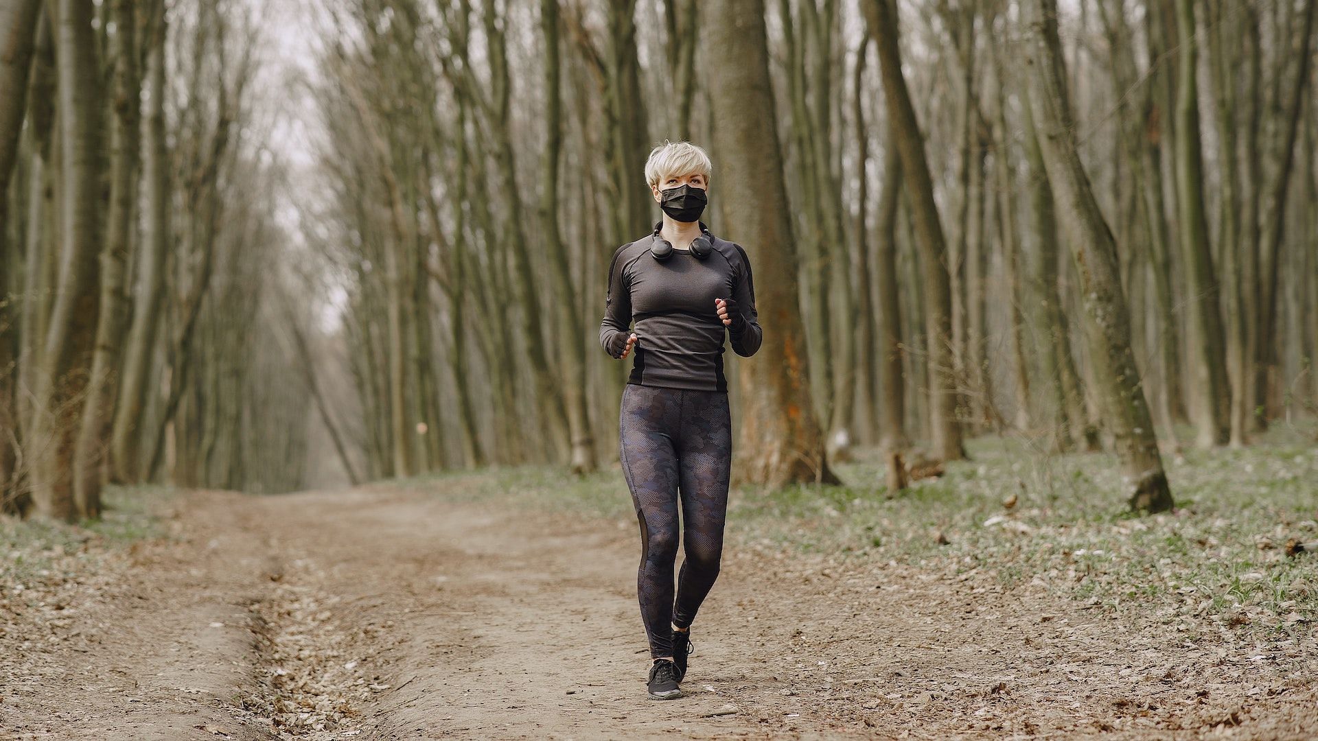 Avoid loose clothes or long ponytails. Image via Pexels/Gustavo Fring